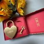 قفل مفتاح ديور شكل القلب